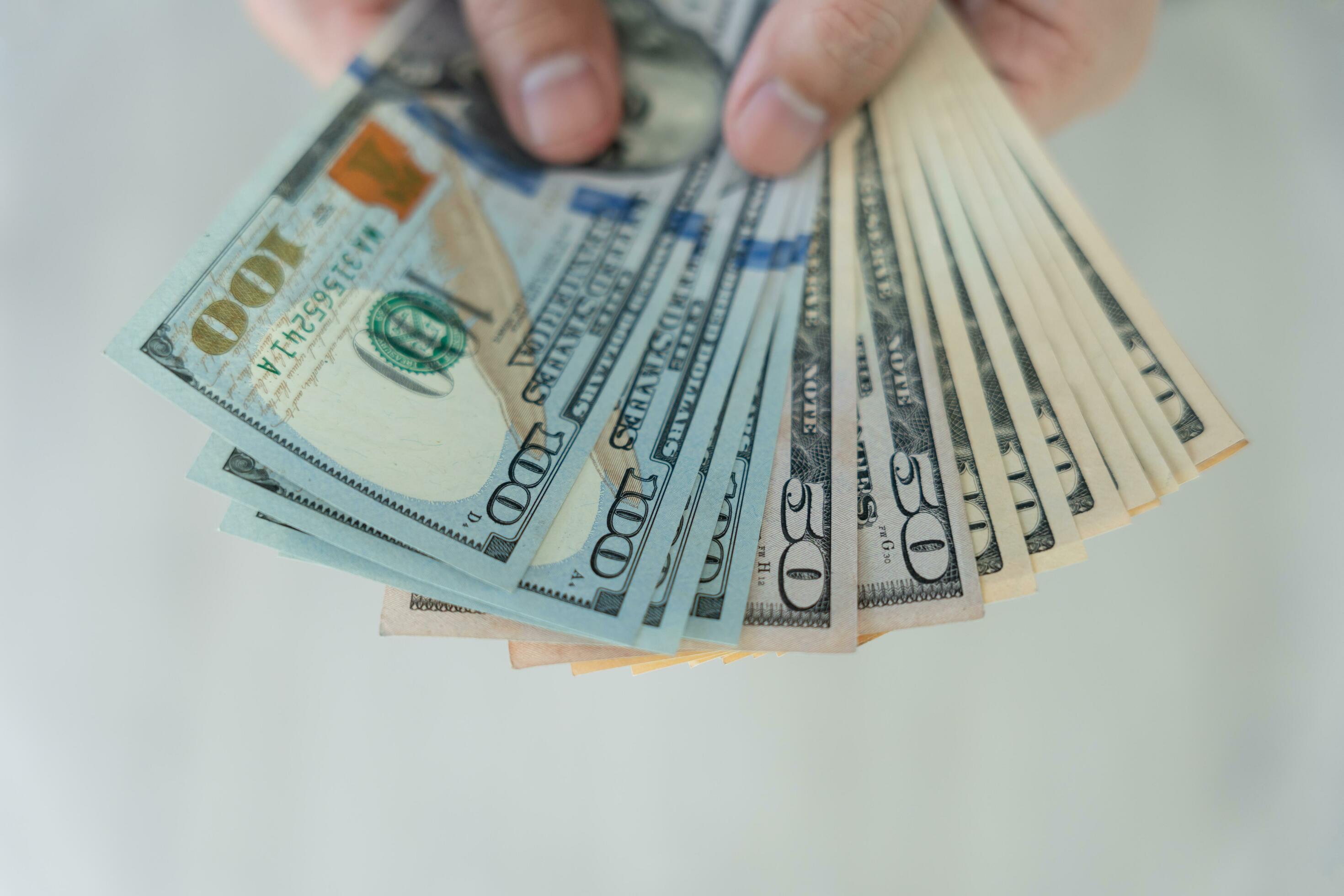 الدولار بين ضغوط الذكاء الاصطناعي وارتفاع النفط.. إلى أين يتجه؟